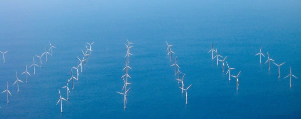 Windschaduw achter windmolenpark op zee