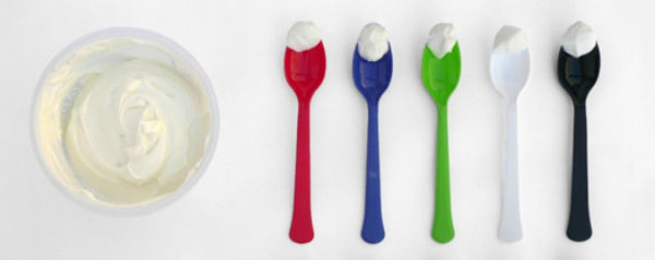 Yoghurt met plastic lepeltjes