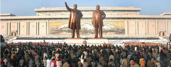 Verering Kim Jong-il en Kim Il-sung in Pyongyang