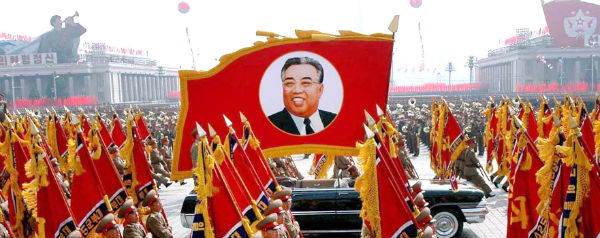 Noord-Korea: vlag met Kim Il-sung