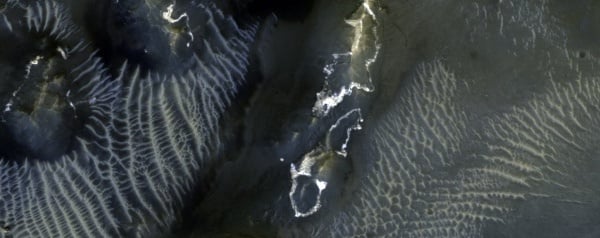 HiRISE: twee soorten richels op Mars