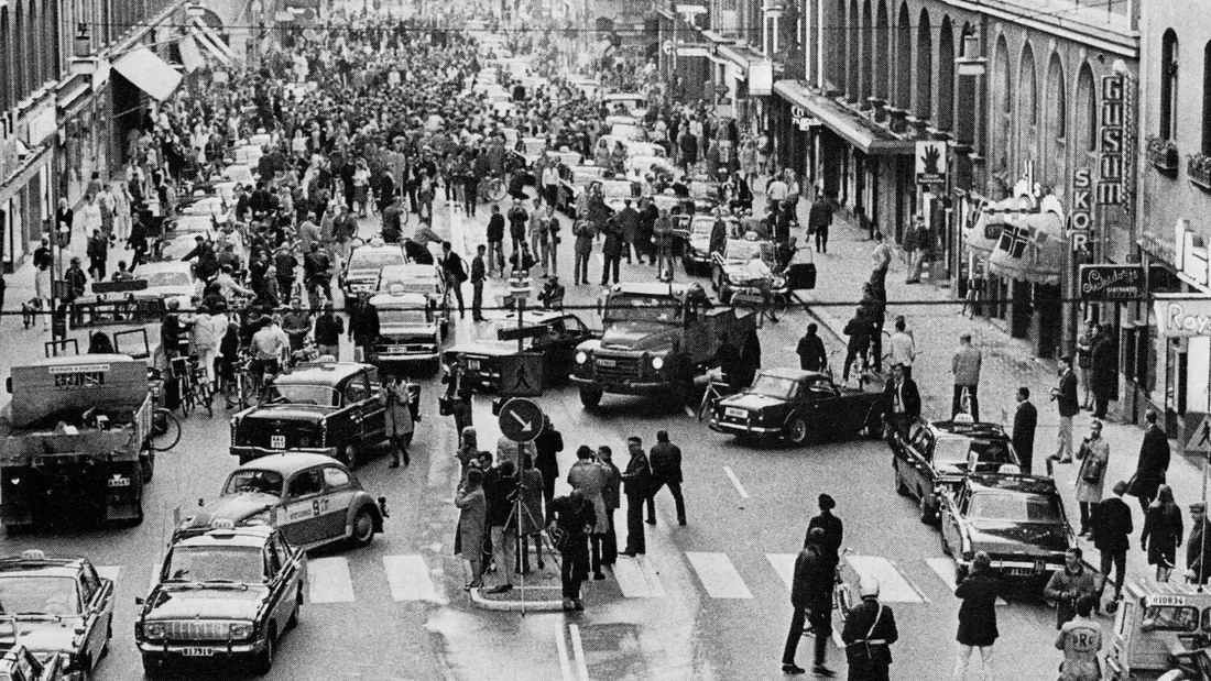 Chaos op de weg in Stockholm, ochtend van 3 september 1967, gedurende de nacht was Zweden overgestapt van links verkeer naar rechts verkeer.