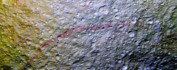 Rode krassen op Saturnusmaan Tethys - header