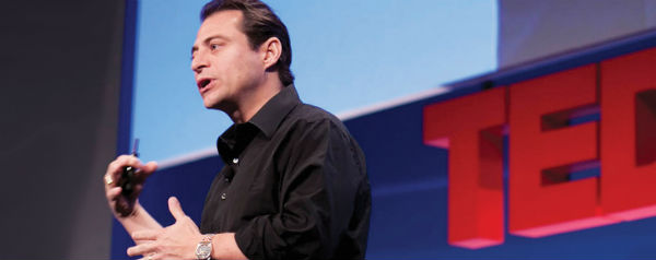 Peter Diamandis op een TED-podium