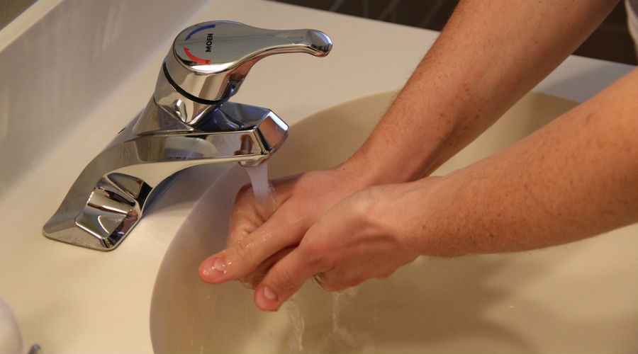 Handen wassen met antibacteriële zeep