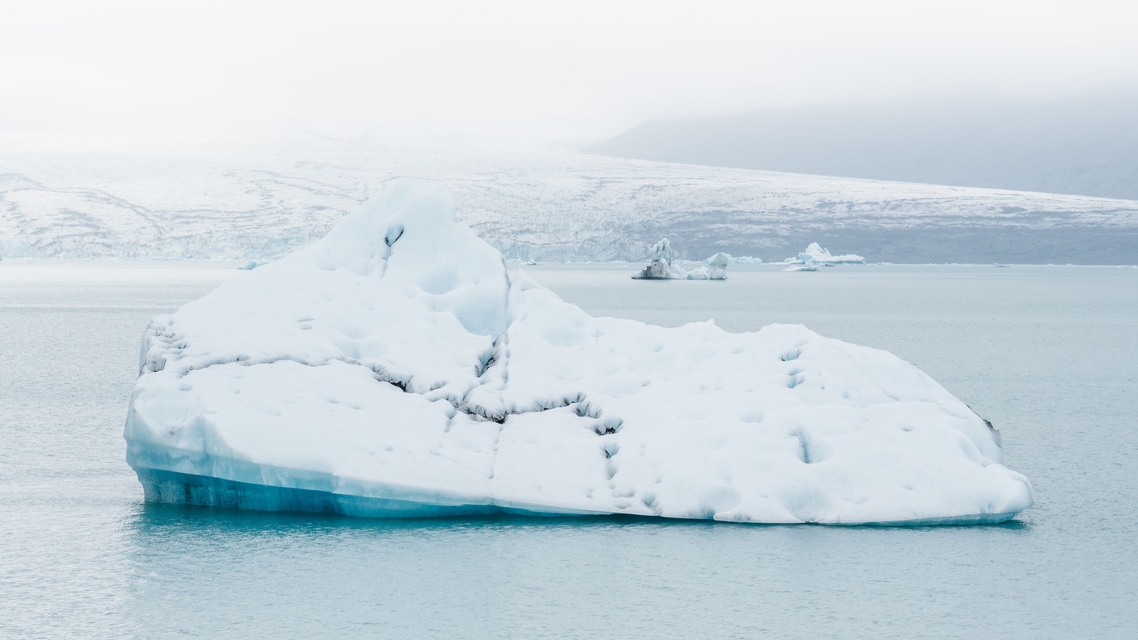 Het ijs in Groenland smelt een stuk sneller dan gedacht, waardoor de onomkeerbare impact van klimaatverandering steeds dichterbij komt.