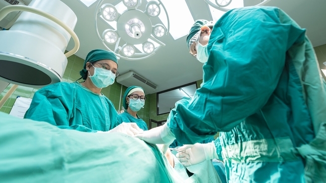 Chirurgen transplanteren succesvol eerste donorlever na ruim 13 uur aan nieuw perfusiesysteem