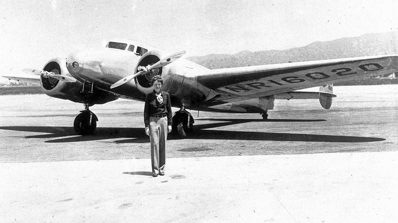 Amelia Earhart poseert voor haar Lockheed Model 10 Electra