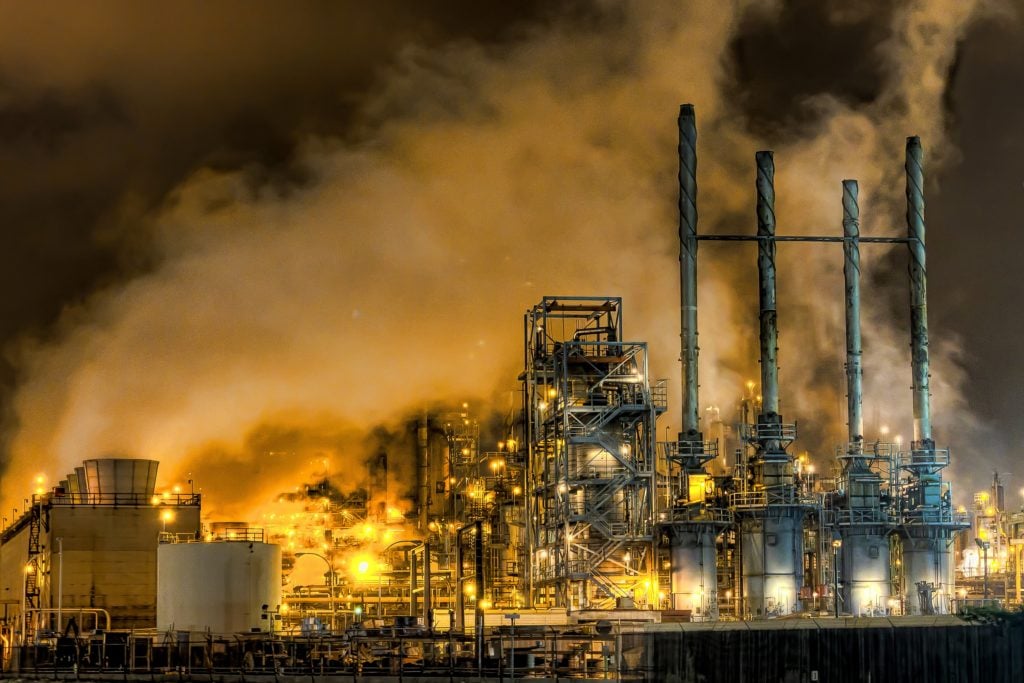 Als de mens uitsterft zullen uit olieraffinaderijen veel giftige gassen vrijkomen. 