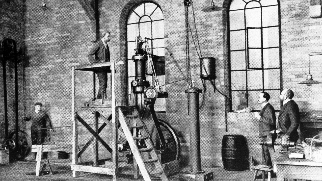 Rudolf Diesel kijkt naar eerste dieselmotor.