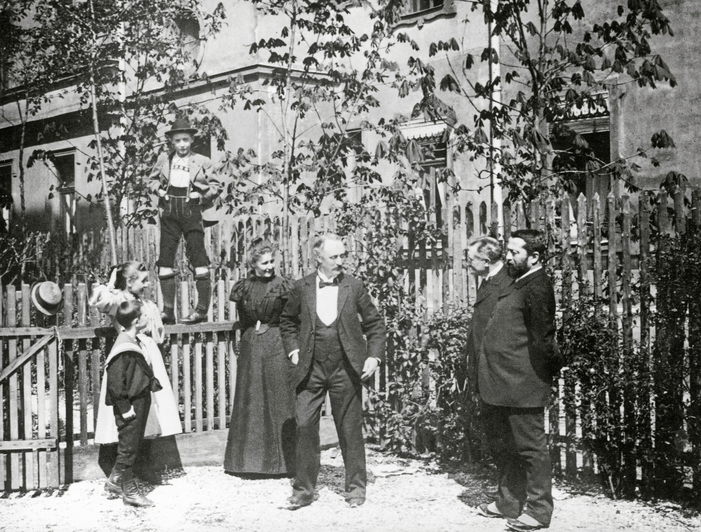 Familieportret van de Diesels met bezoekers bij hun huis in München. Rudolf, in het midden, was dol op zijn vrouw en kinderen. 