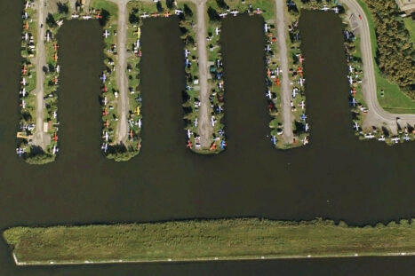 Watervliegtuigen op vliegveld in Alaska