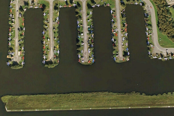 Watervliegtuigen op vliegveld in Alaska