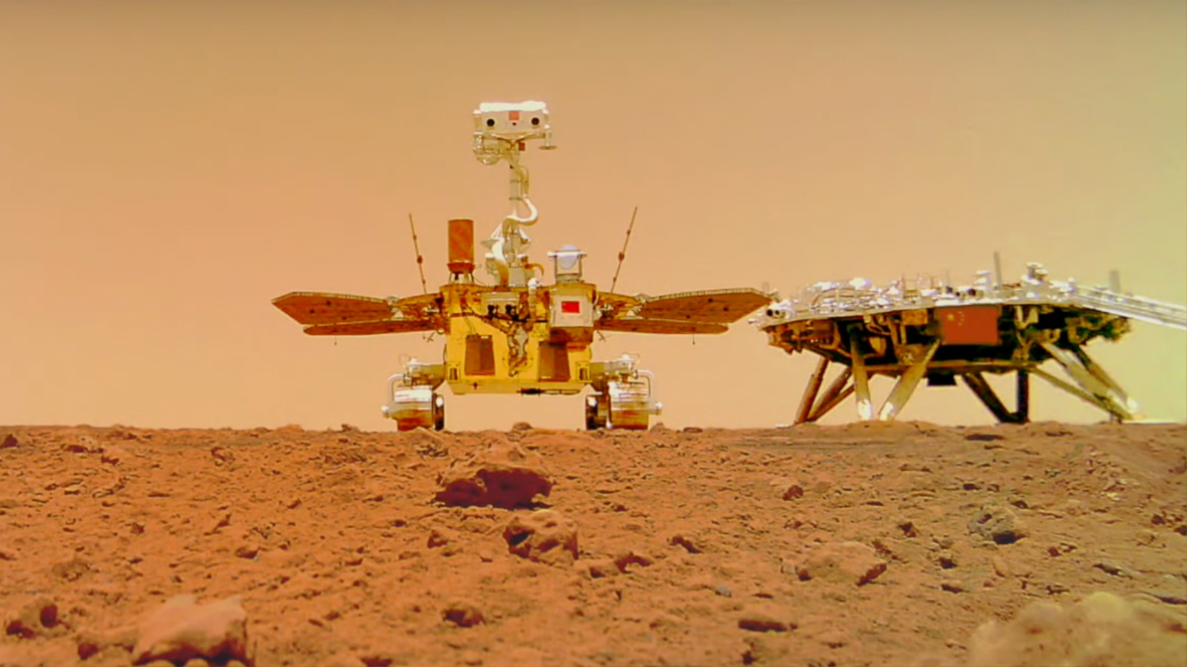 De Zhurong Marsrover op Mars na zijn landing
