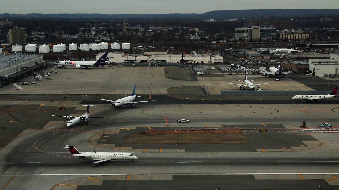 Vliegtuigen staan opgesteld om te vertrekken op een taxibaan van Newark International Airport