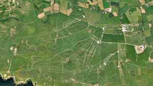 Satellietfoto van de schietbaan en het militaire oefenterrein