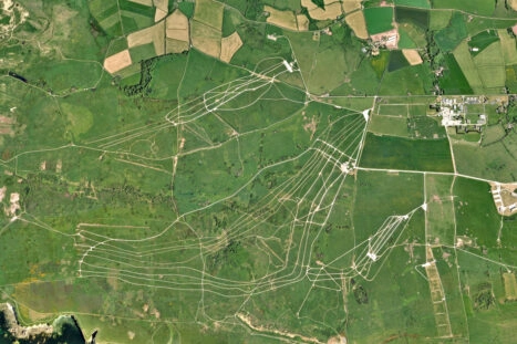 Satellietfoto van de schietbaan en het militaire oefenterrein