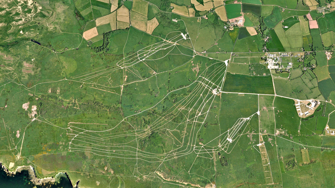 Satellietfoto van de schietbaan en het militaire oefenterrein