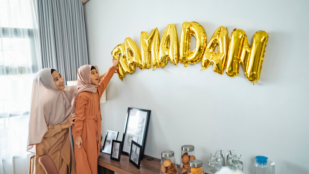 Vasten. Twee vrouwen hangen balonnen op voor Ramadan