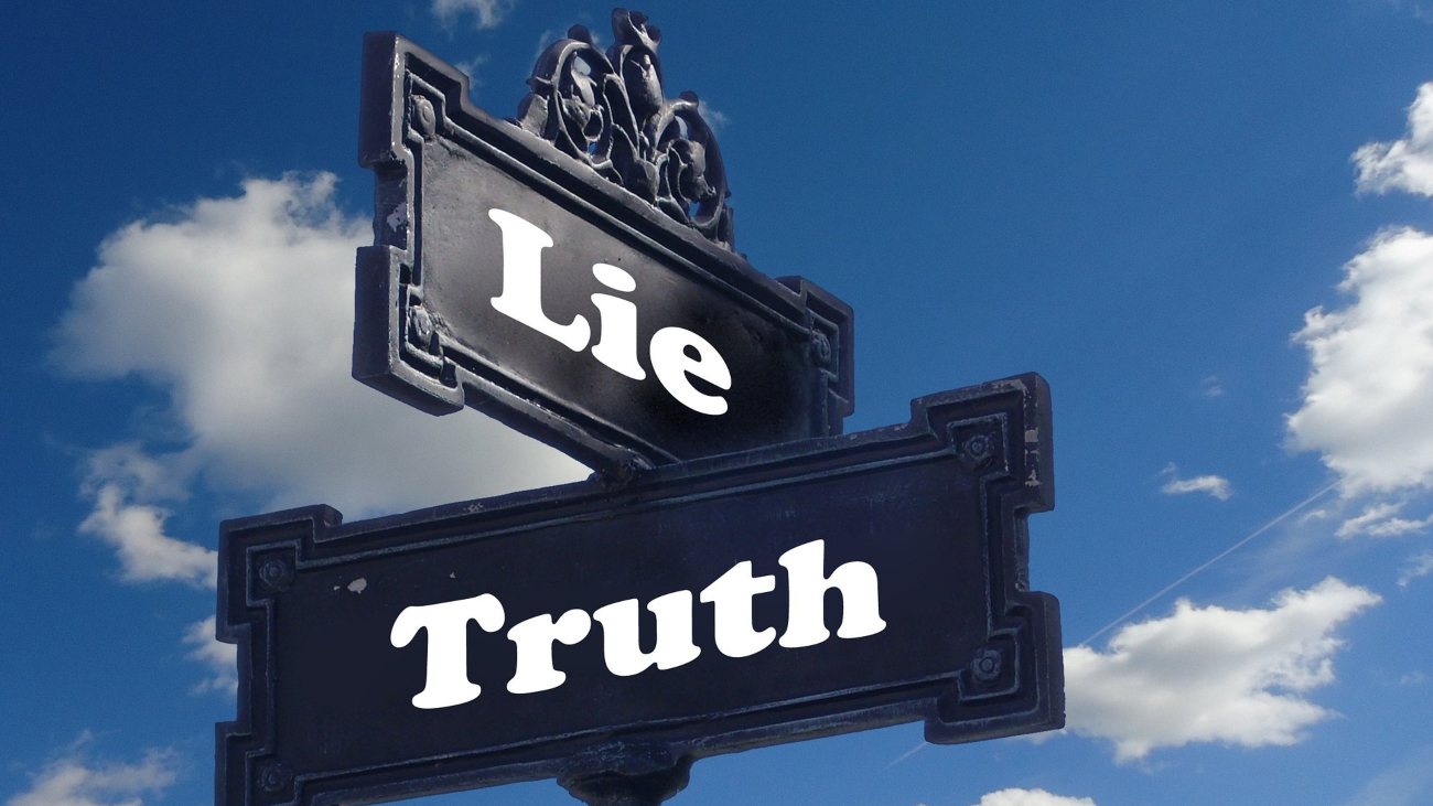 Verkeersborden met waarheid en leugen erop