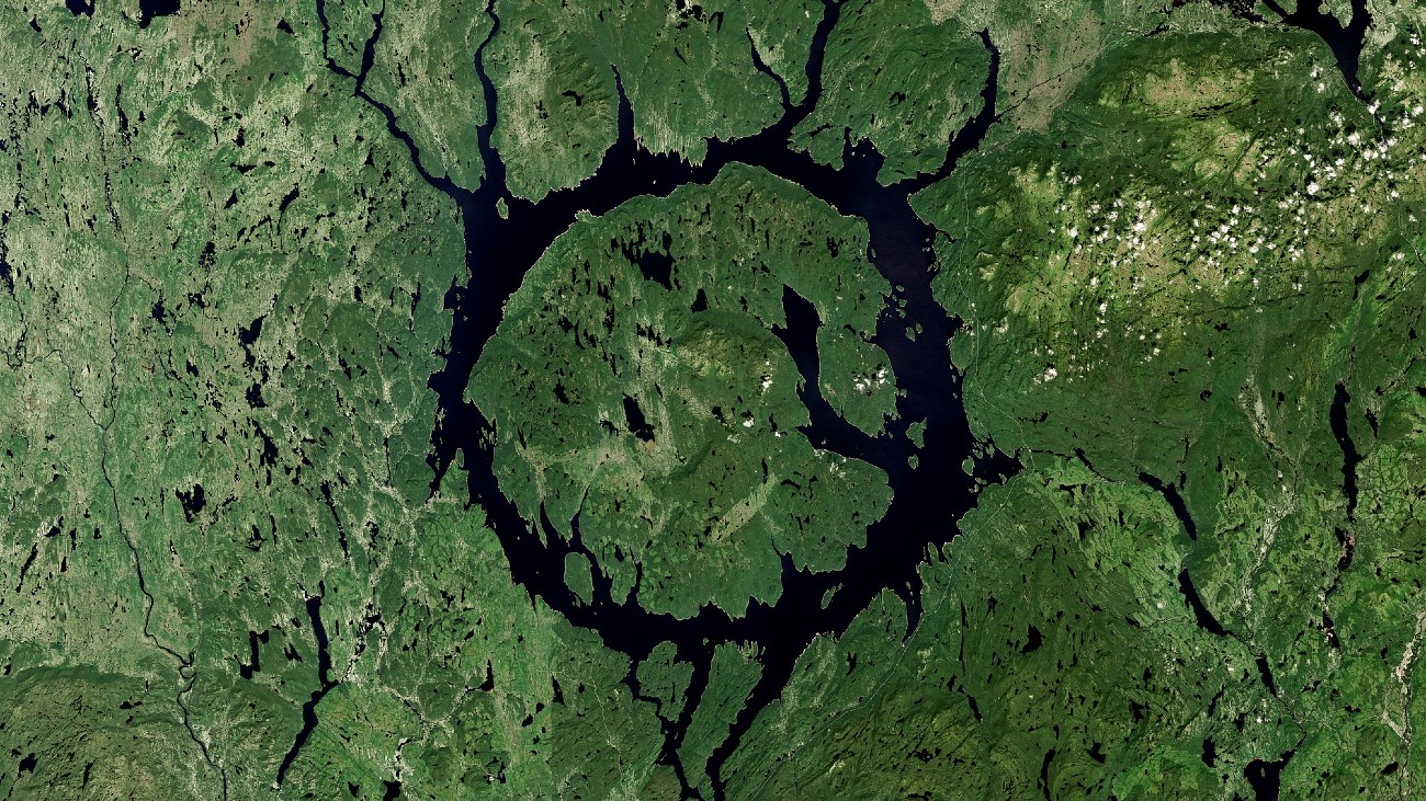 Inslagkrater vormt een eiland en een ringvormig meer in Quebec, Canada