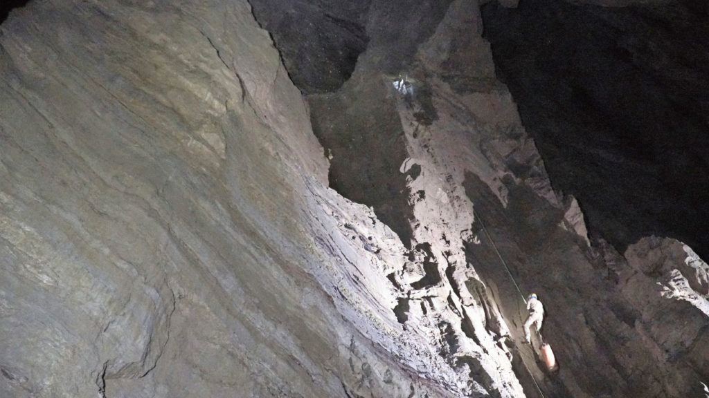 De Russische speleoloog Pavel Demidov daalt af in 's werelds diepste grottenstelsel: het Verjovkinasysteem. Extreme wetenschap
