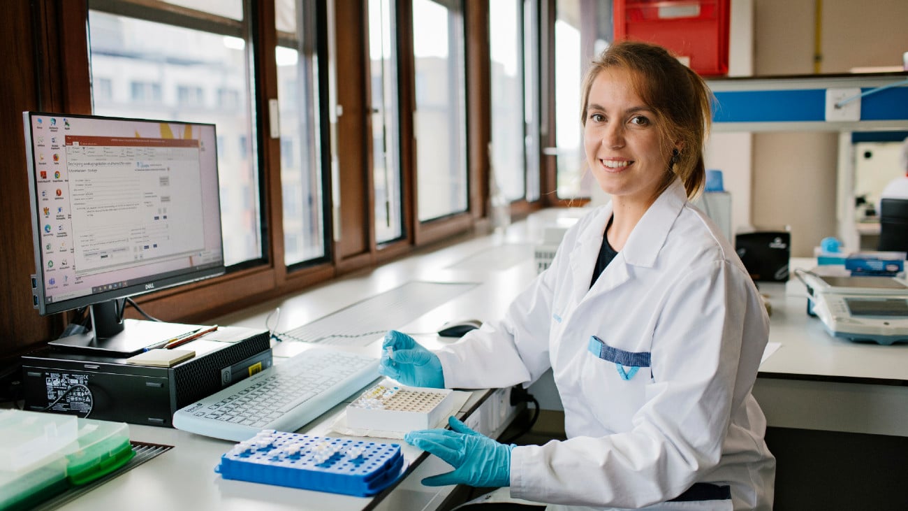 Sophie Claerhout doet in het lab onderzoek naar het Y-chromosoom