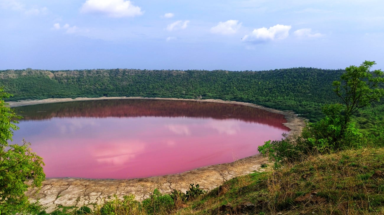 Lonarmeer in het Indiase Buldhana, maar roze. In dit artikel nog meer gekleurde wateren.