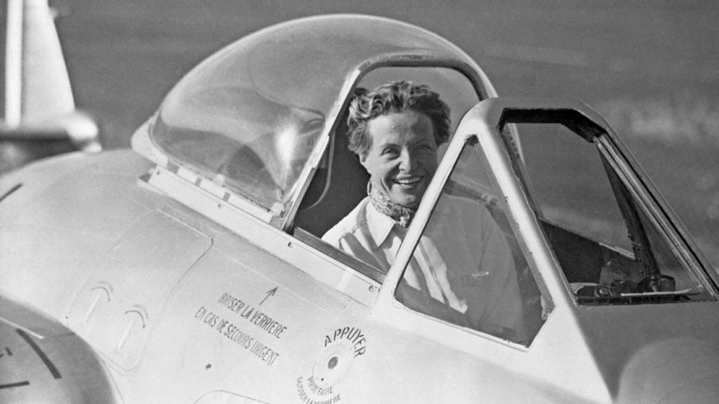 Jacqueline Auriol in de cockpit van de De Havilland Vampire