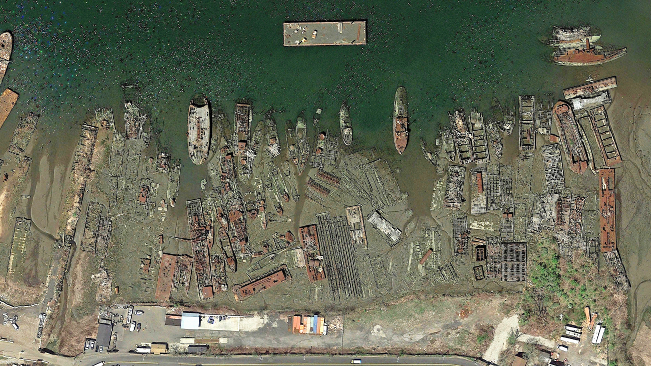 Satellietfoto van scheepssloperij Donjon Iron and Metal Crap Processing Facility