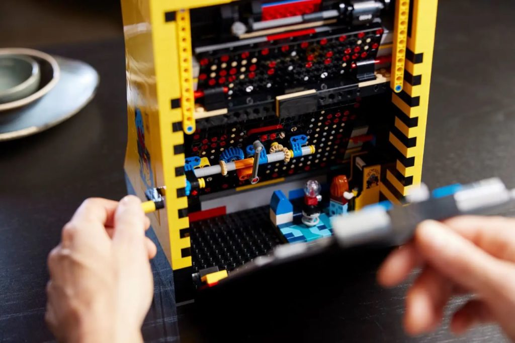 De binnenkant van de LEGO Pac-Man-set met mini-arkadekabinet.