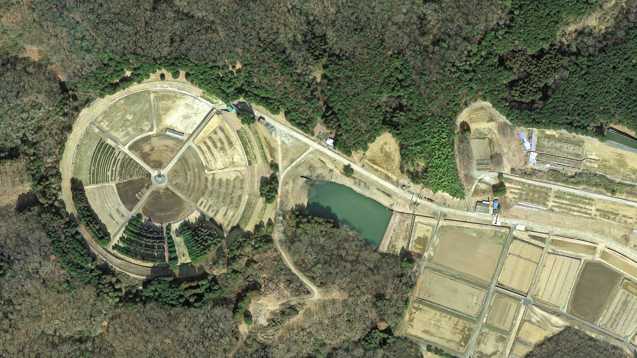 Satellietfoto van het proefveld waar planten worden blootgesteld aan gammastraling