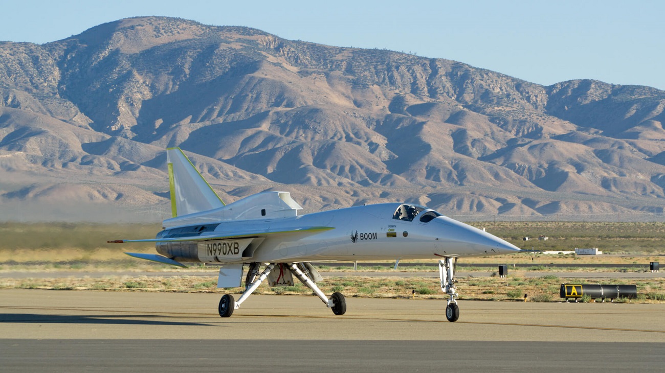 De XB-1, een testtoestel voor een nieuwe generatie supersonische passagiersvliegtuigen, op een startbaan.