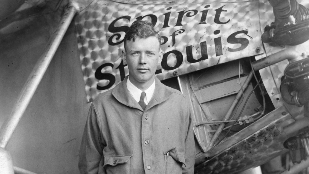 Charles Lindbergh voor een vliegtuig