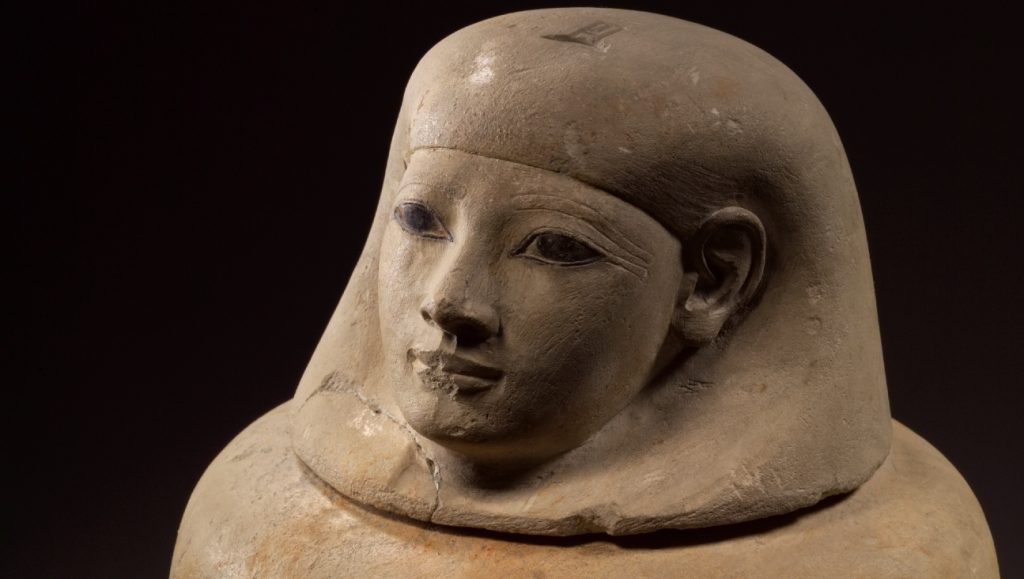 Kalkstenenpot in de vorm van een hoofd waarin de gemummificeerde organen van Senetnay zich bevinden.