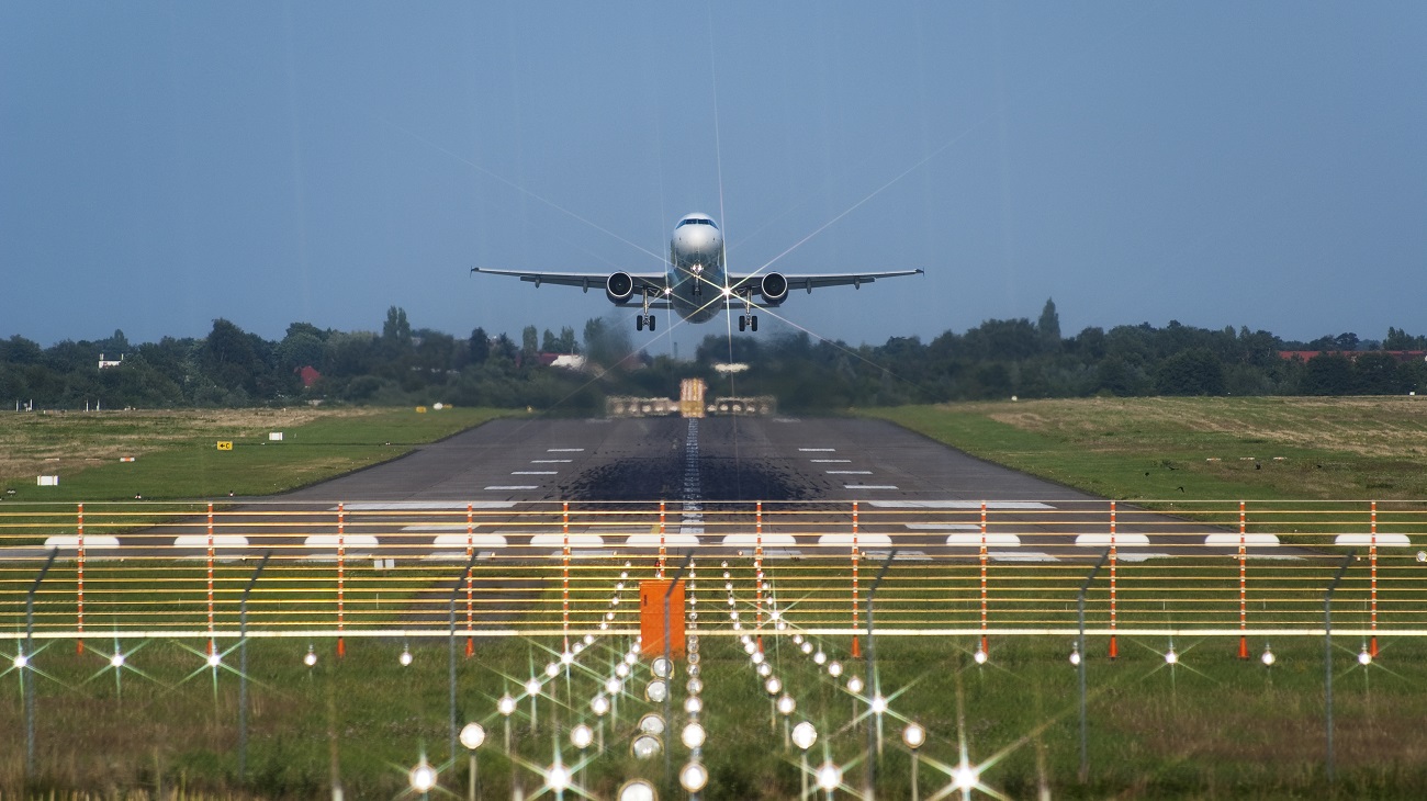 Opstijgend passagiersvliegtuig - Aantal gevaarlijke incidenten in de luchtvaart veel hoger dan verwacht