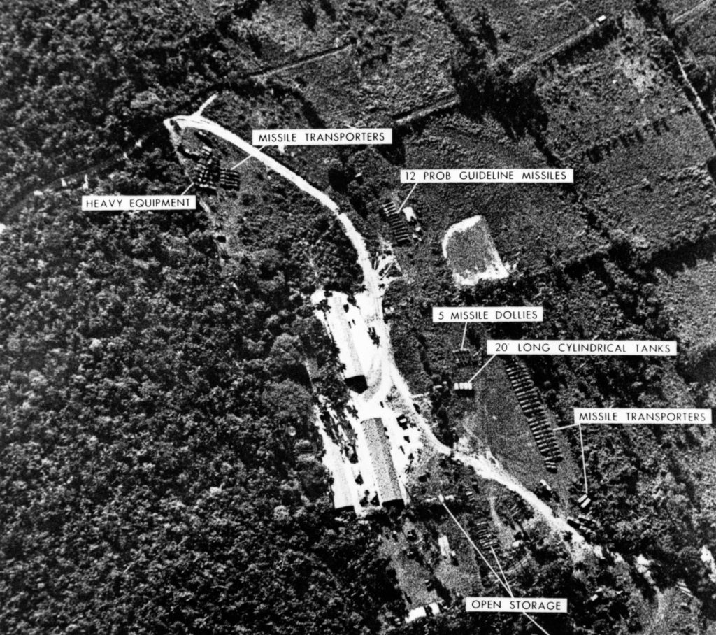 Amerikaanse verkenningsfoto van een Russische installatie voor ballistische raketten op Cuba.