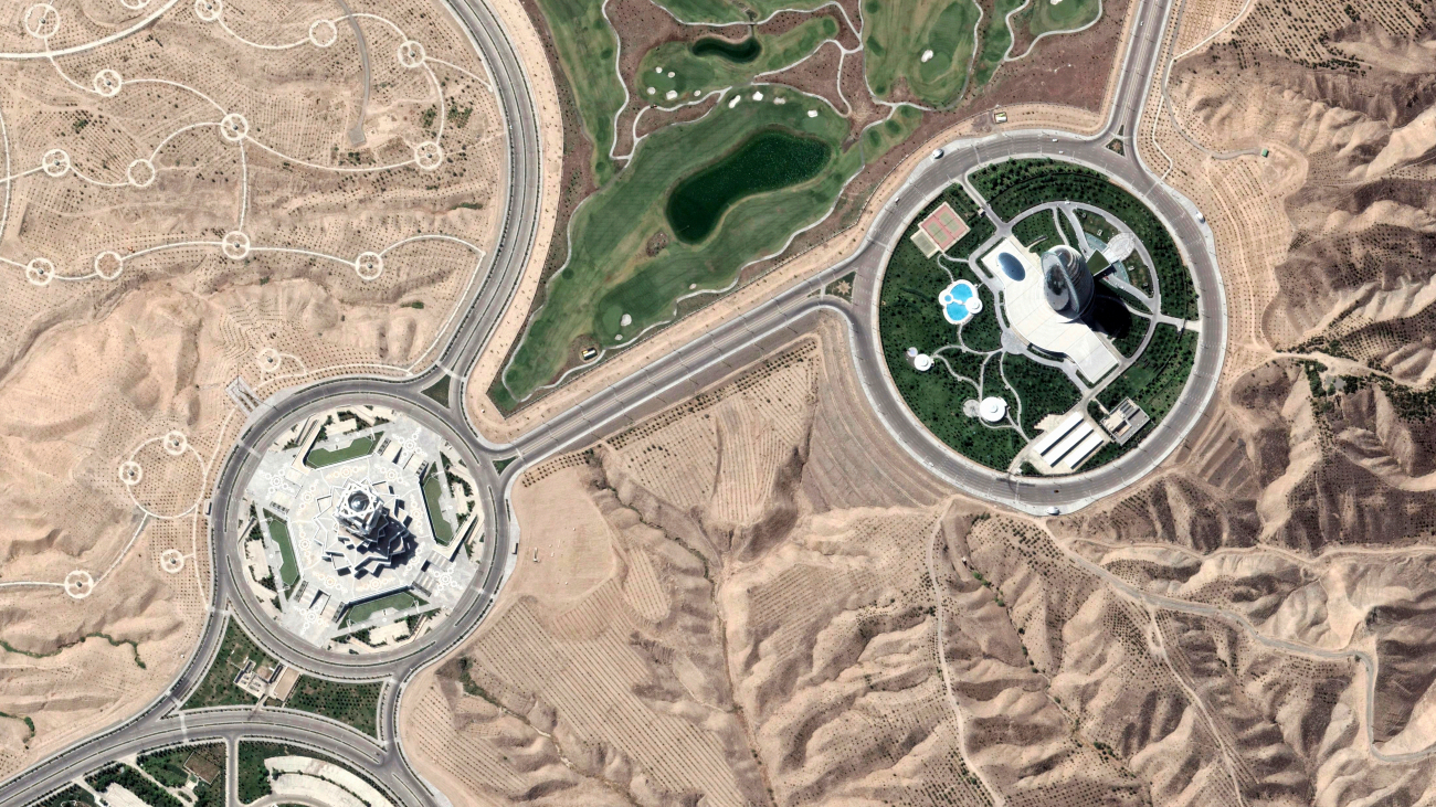 Satellietfoto van twee bijzondere gebouwen in Turkmenistan