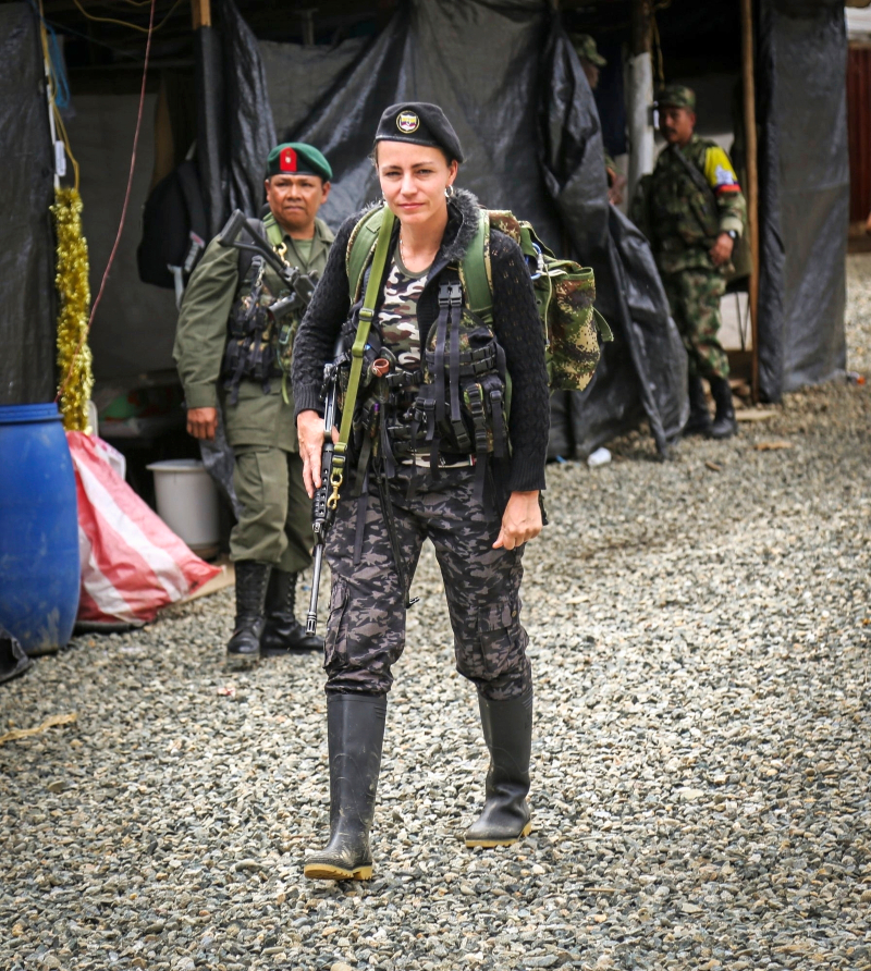 Tanja Nijmeijer met geweer in Colombia