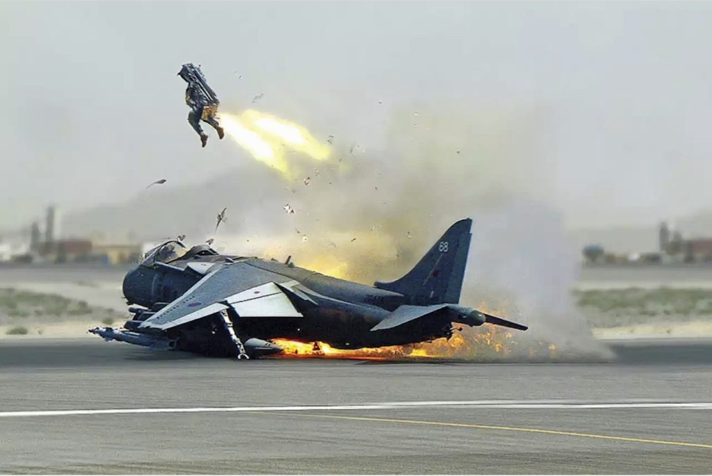 Piloot gebruikt schietstoel om een crash te overleven op een basis bij Kandahar.