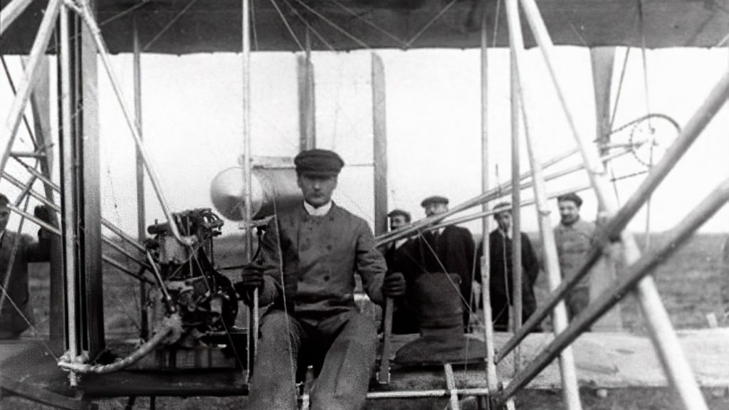 Charles de Lambert, die de eerste vlucht boven Nederland maakte, zit in een Wirght Flyer in Parijs.