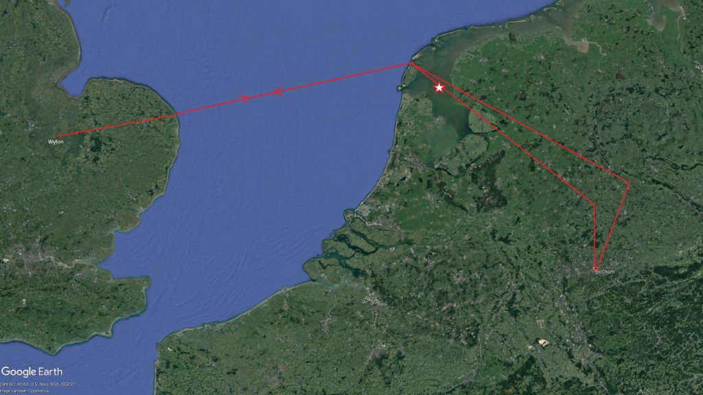 Route van de bommenwerper met rode lijnen weergegeven op een satellietfoto van Google Earth.