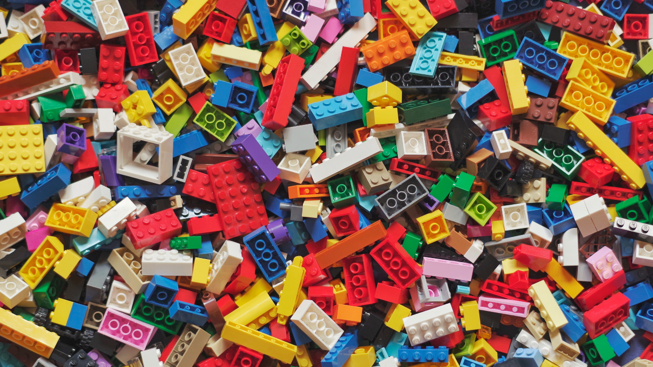 Allerlei LEGO-blokjes in verschillende kleuren