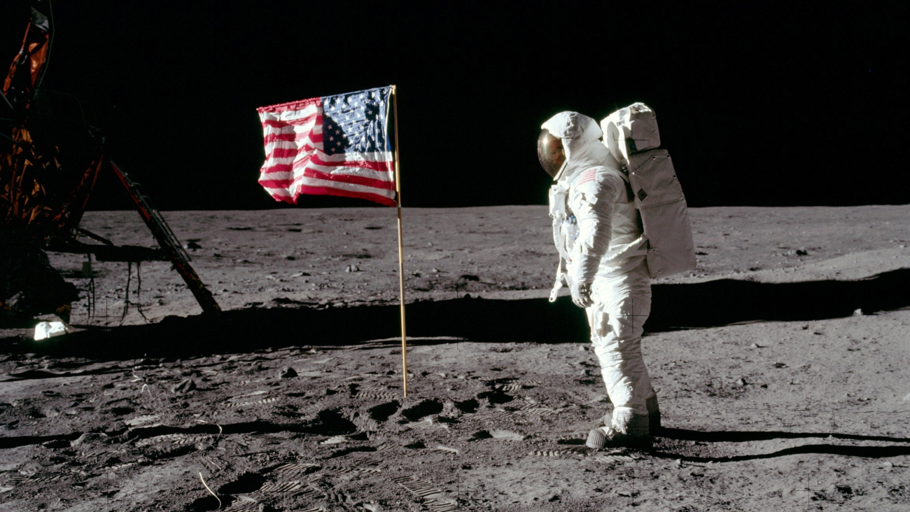 Eerste Amerikaanse bemande maanlanding. Armstrong op de maan.