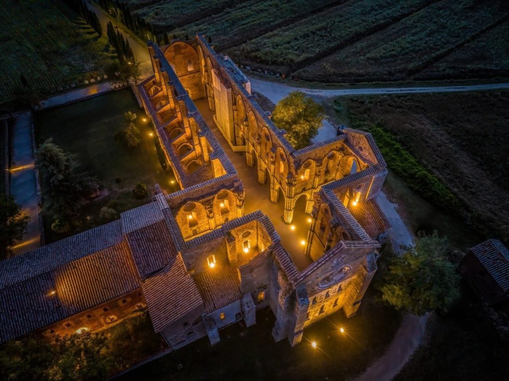 Abbazia di San Galgano, een Italiaans abdij in de nacht met verlichting