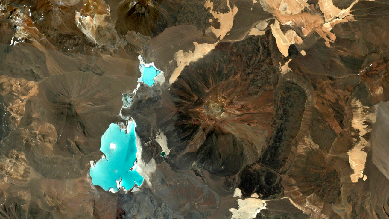 Satellietfoto van azuurblauwe zoutmeren in Andesgebergte
