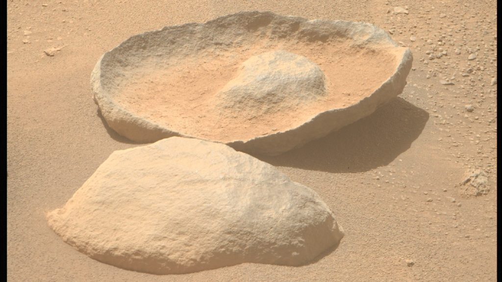 Steen op Mars die lijkt op een door de midden gesneden avocado