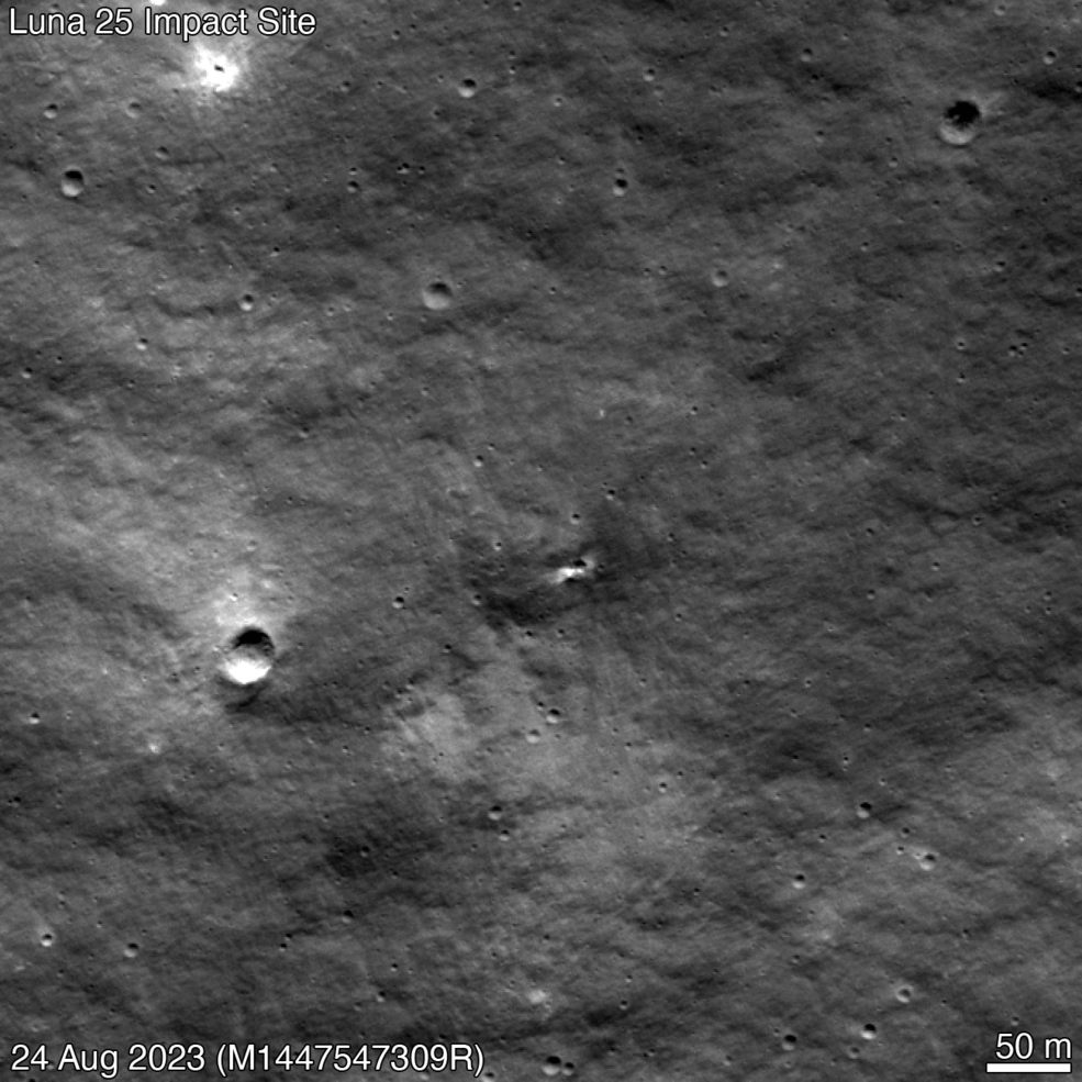 Gif van maanlandschap laat foto's van voor en na de crash zien. Er is een nieuwe krater ontstaan.