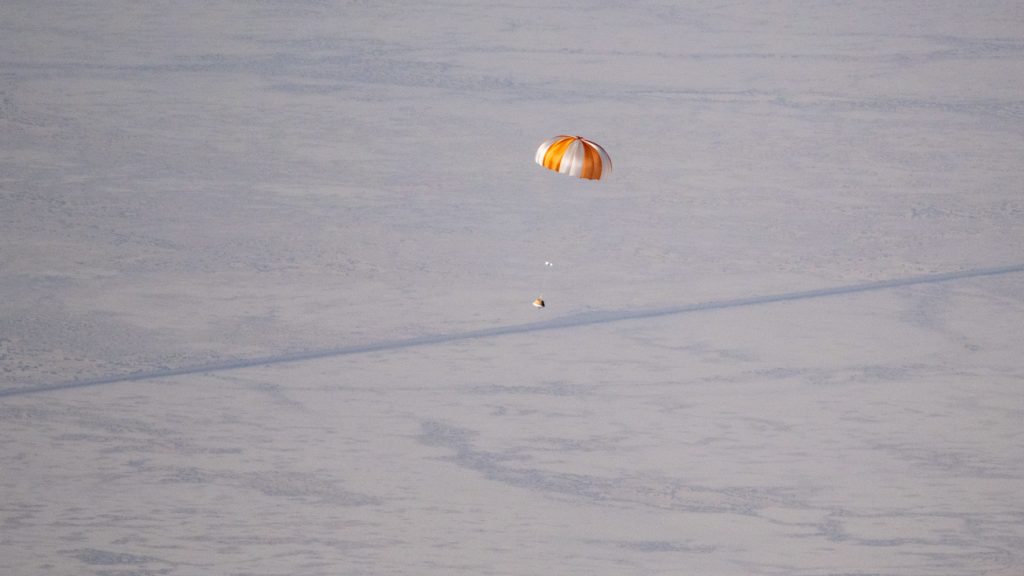 OSIRIS-REx trainingscapsule in de lucht aan een parachute