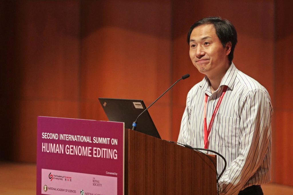De Chinese biofysicus He Jiankui speekt tijdens de Second International Summit on Human Genome Editing